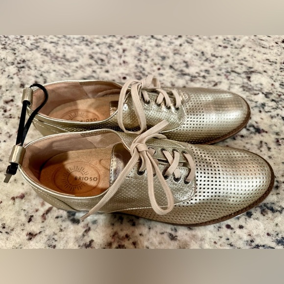 Brioso Perforated Leather Oxford Shoes Gold Size 7.5 NEW WITHOUT TAGS - Picture 2 of 13